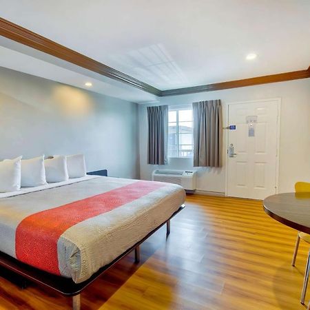 Motel 6 Гардина Екстериор снимка