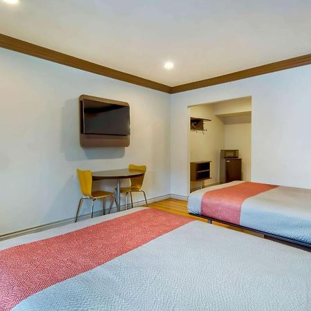 Motel 6 Гардина Екстериор снимка