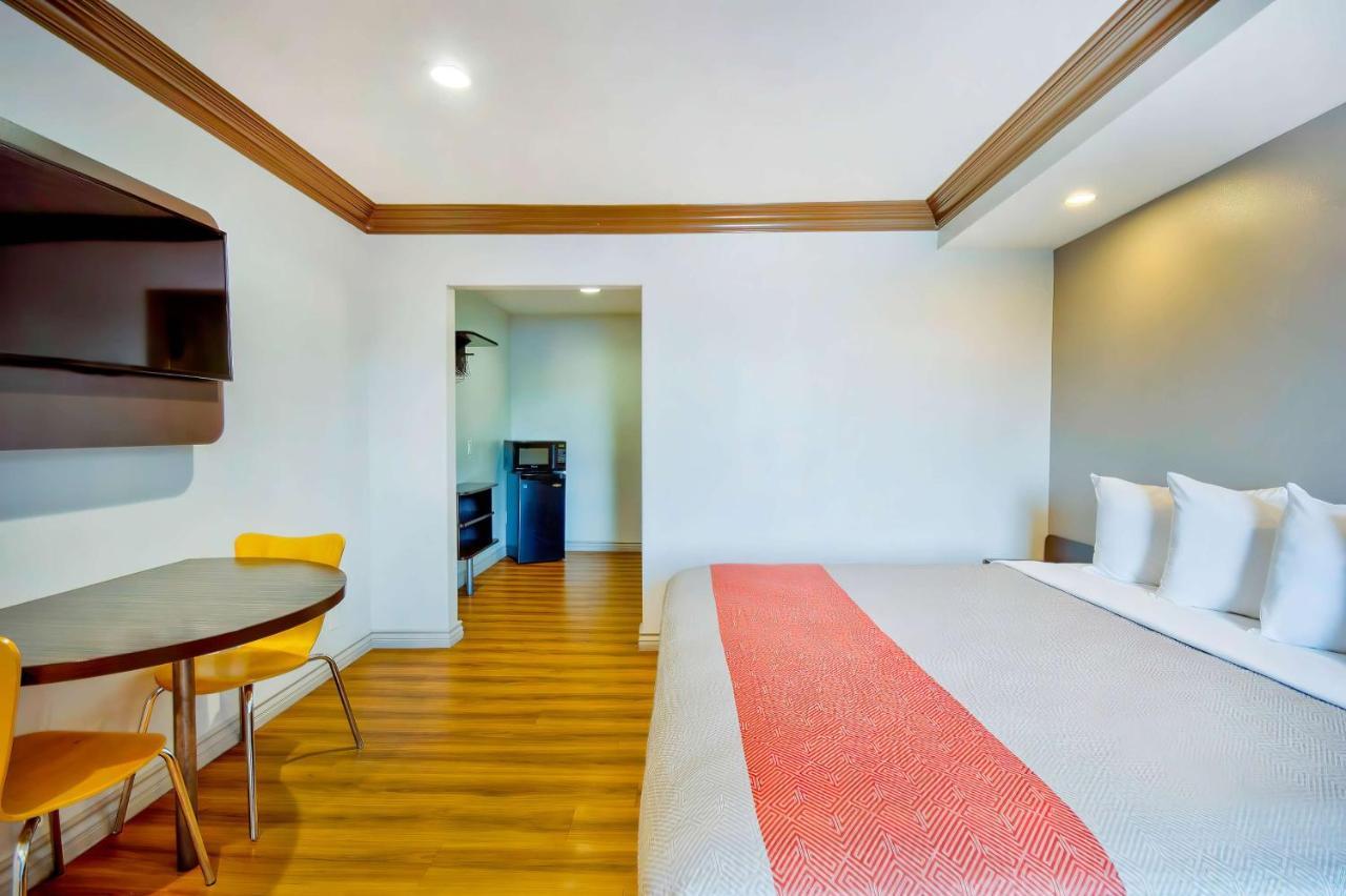 Motel 6 Гардина Екстериор снимка