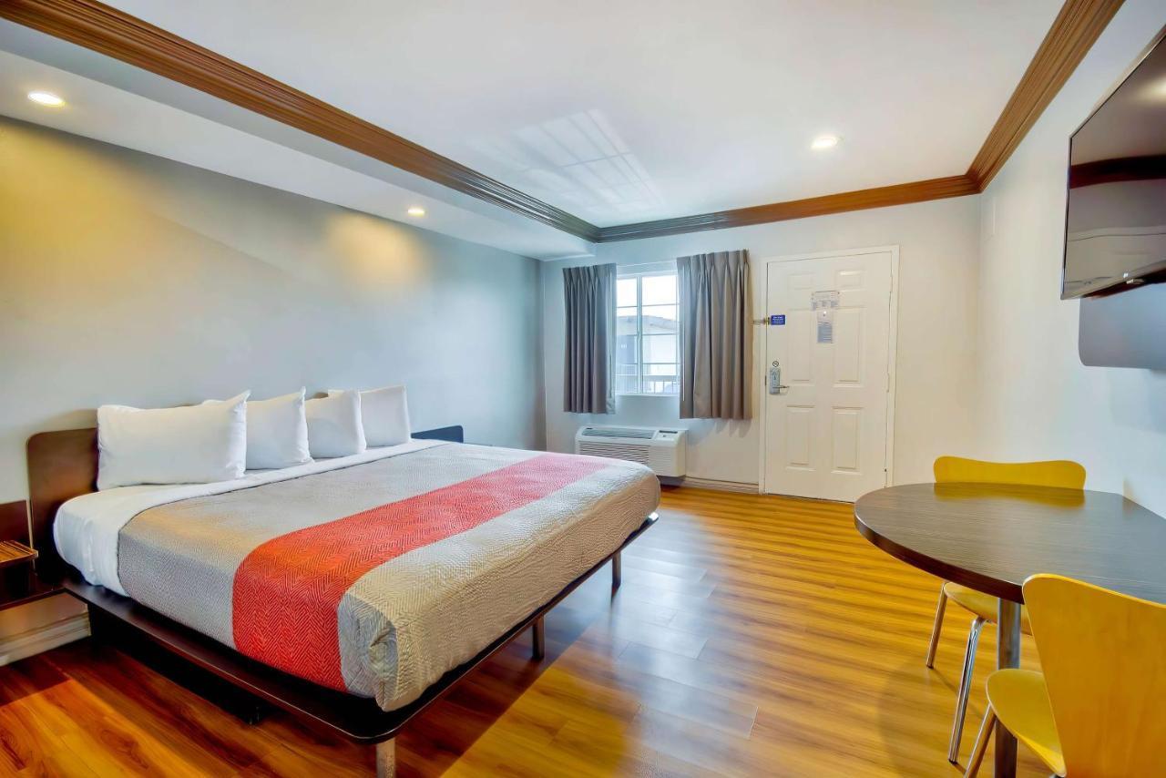 Motel 6 Гардина Екстериор снимка