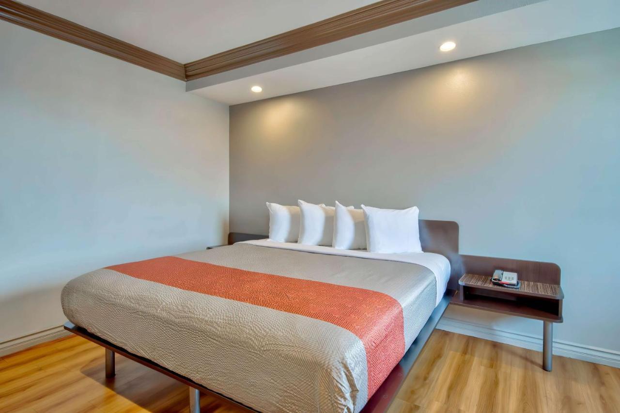 Motel 6 Гардина Екстериор снимка