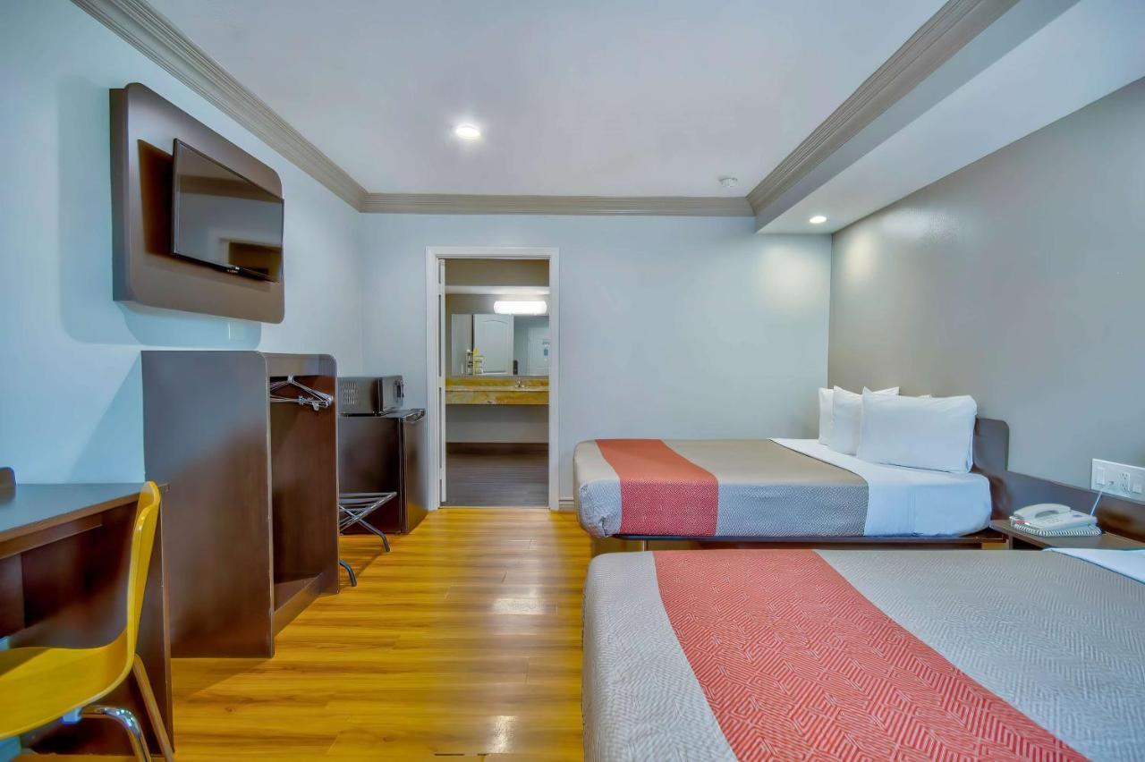 Motel 6 Гардина Екстериор снимка
