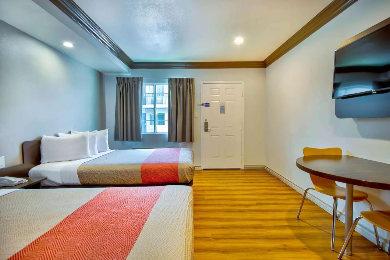 Motel 6 Гардина Екстериор снимка