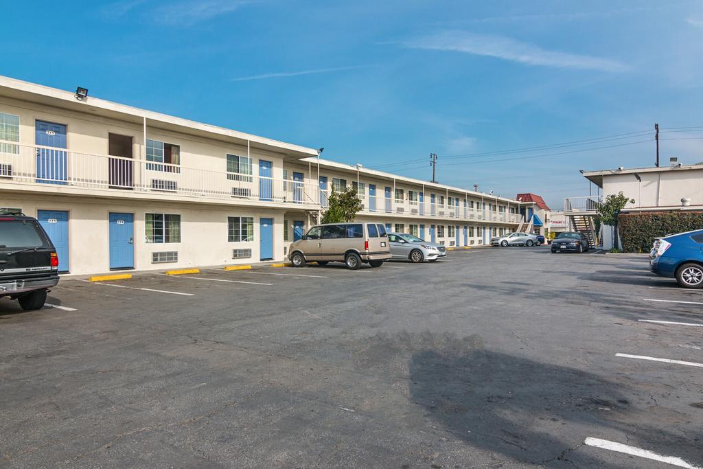 Motel 6 Гардина Екстериор снимка