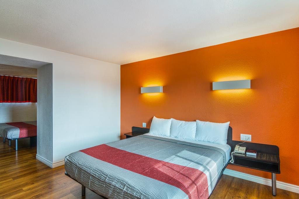 Motel 6 Гардина Екстериор снимка