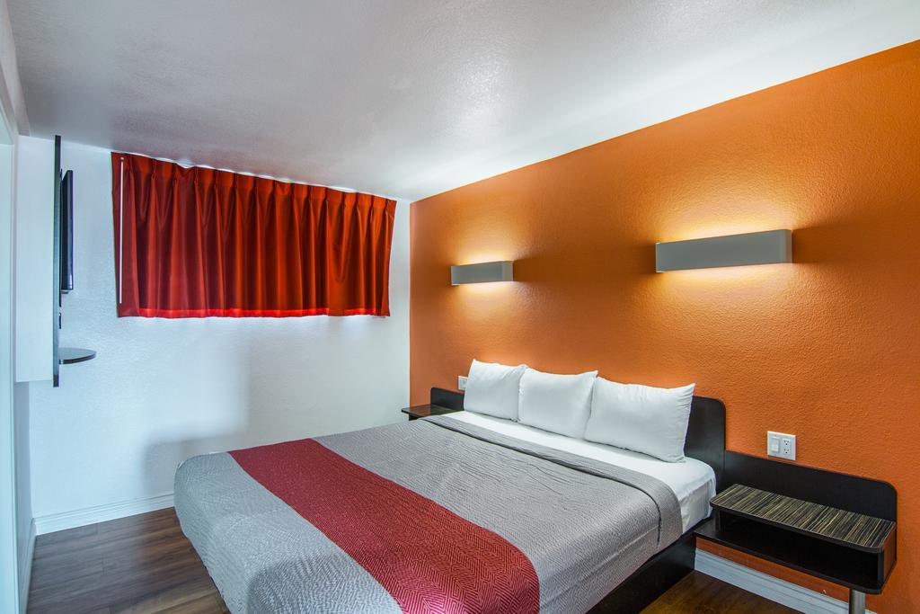 Motel 6 Гардина Екстериор снимка