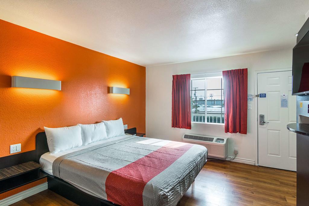 Motel 6 Гардина Екстериор снимка
