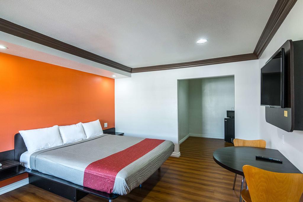 Motel 6 Гардина Екстериор снимка
