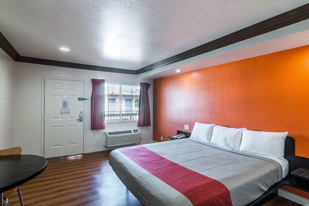 Motel 6 Гардина Екстериор снимка