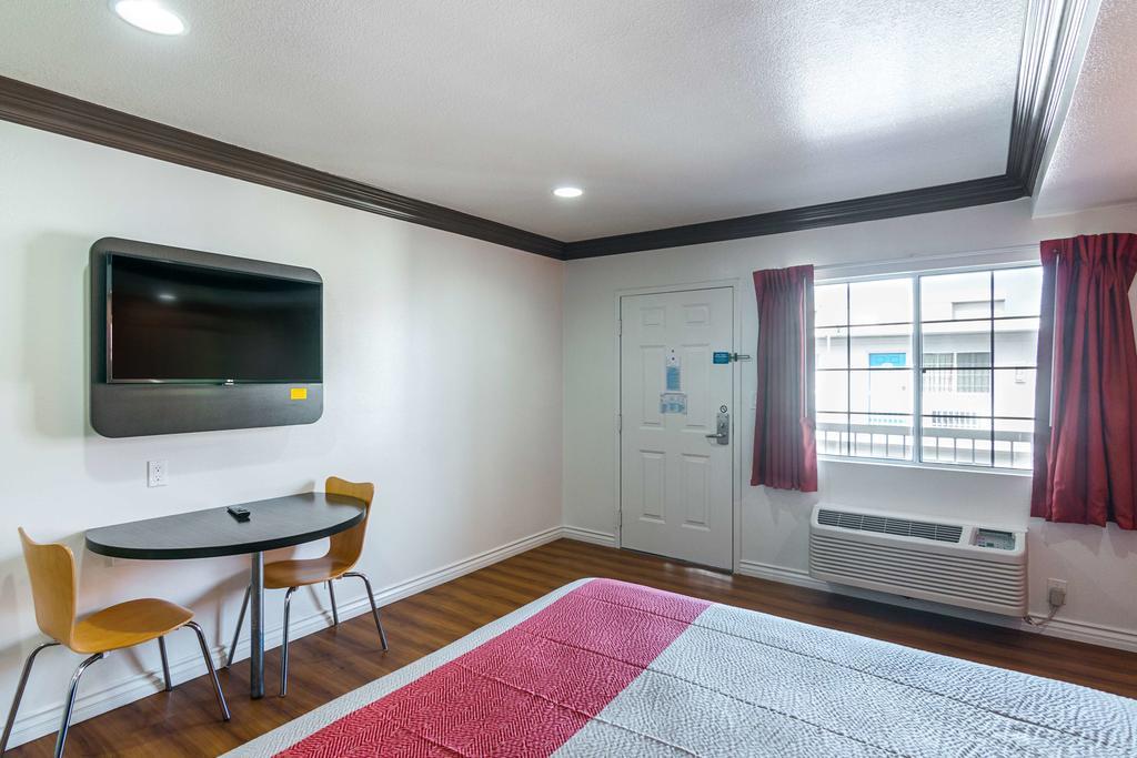 Motel 6 Гардина Екстериор снимка